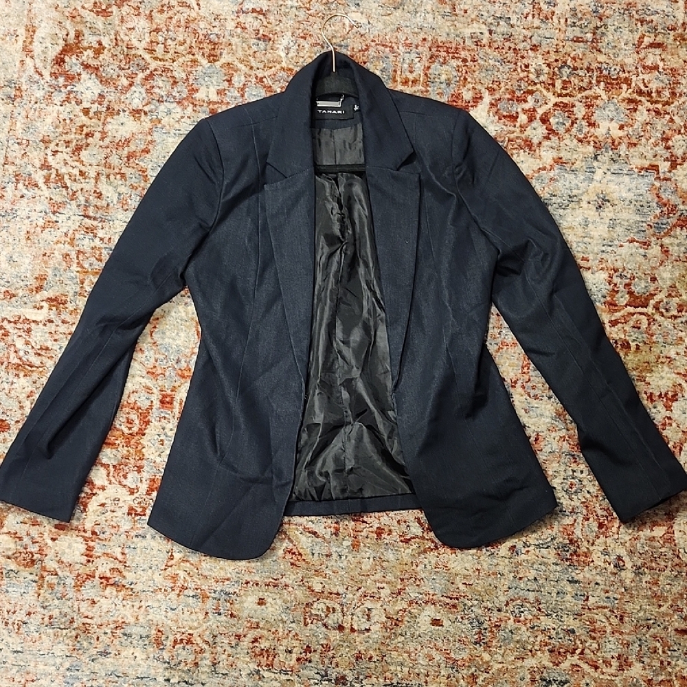Tahari Black Fitted Blazer with Tailored Silhouette